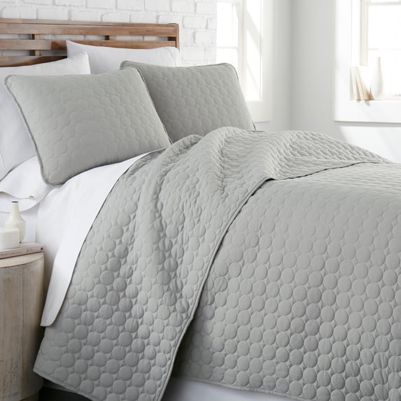 Southshore Fine Linens Oversized Quilt Bedding Set lightweight, soft coverlet bedspread 3-Piece with two matching shams, Chevron Sand, Full / Queen