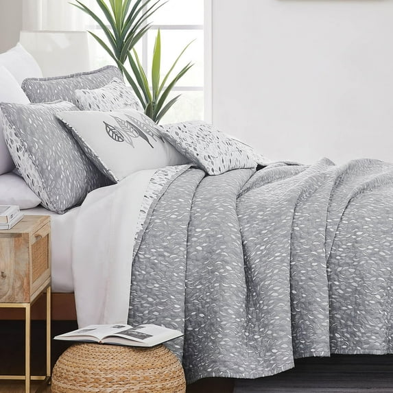 Southshore Fine LinensOversized 5-Piece Twin / Twin XL Quilt Bedding Set with two matching shams and three decorative throw pillows, oversized bedspread Botanical Leaves Grey