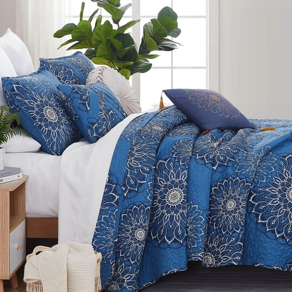 Southshore Fine LinensOversized 6-Piece Quilt Bedding Set lightweight, soft includes reversible King quilt, 2 matching shams, three throw pillows, Midnight Floral Blue, King / California King