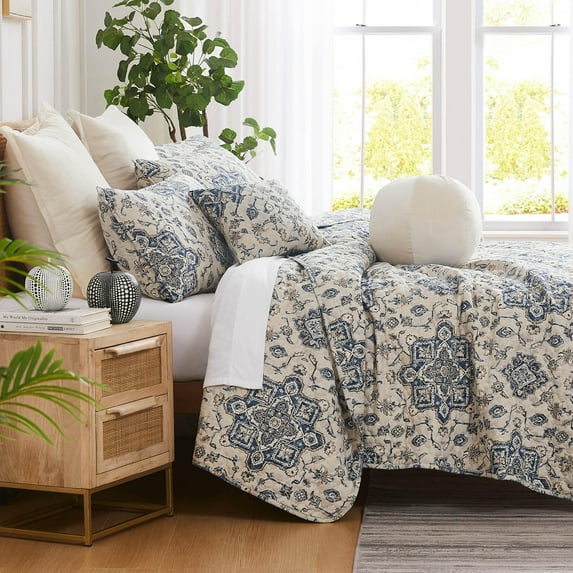 Southshore Fine Living, Inc. Full or Queen Quilt Bedding Set, 7-Pieces with 2 Pillow Shams, 2 Euro Shams, 2 Throw Pillows, Boho Bedding Set, Queen or Full Size Quilts for Bed, Persian Indigo Blue