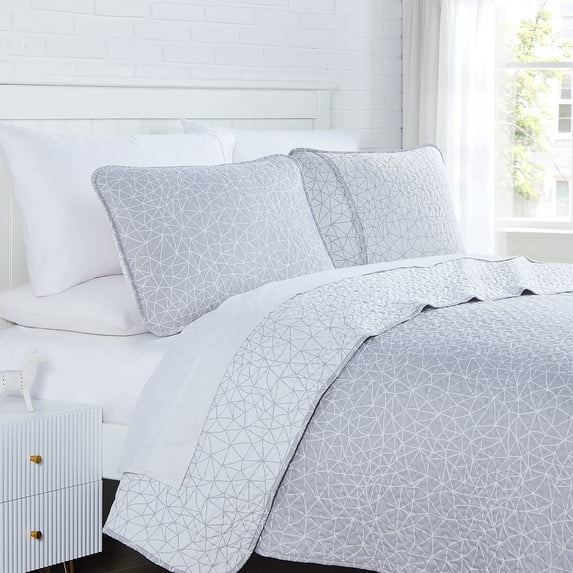 Southshore Fine Living, Inc. Lightweight Quilt Set, Coverlet Bedspread 3-Piece Geometric Bedding Set with Two Matching Shams (108 in Wide x 98 in Long), Reversible Grey, King/California King