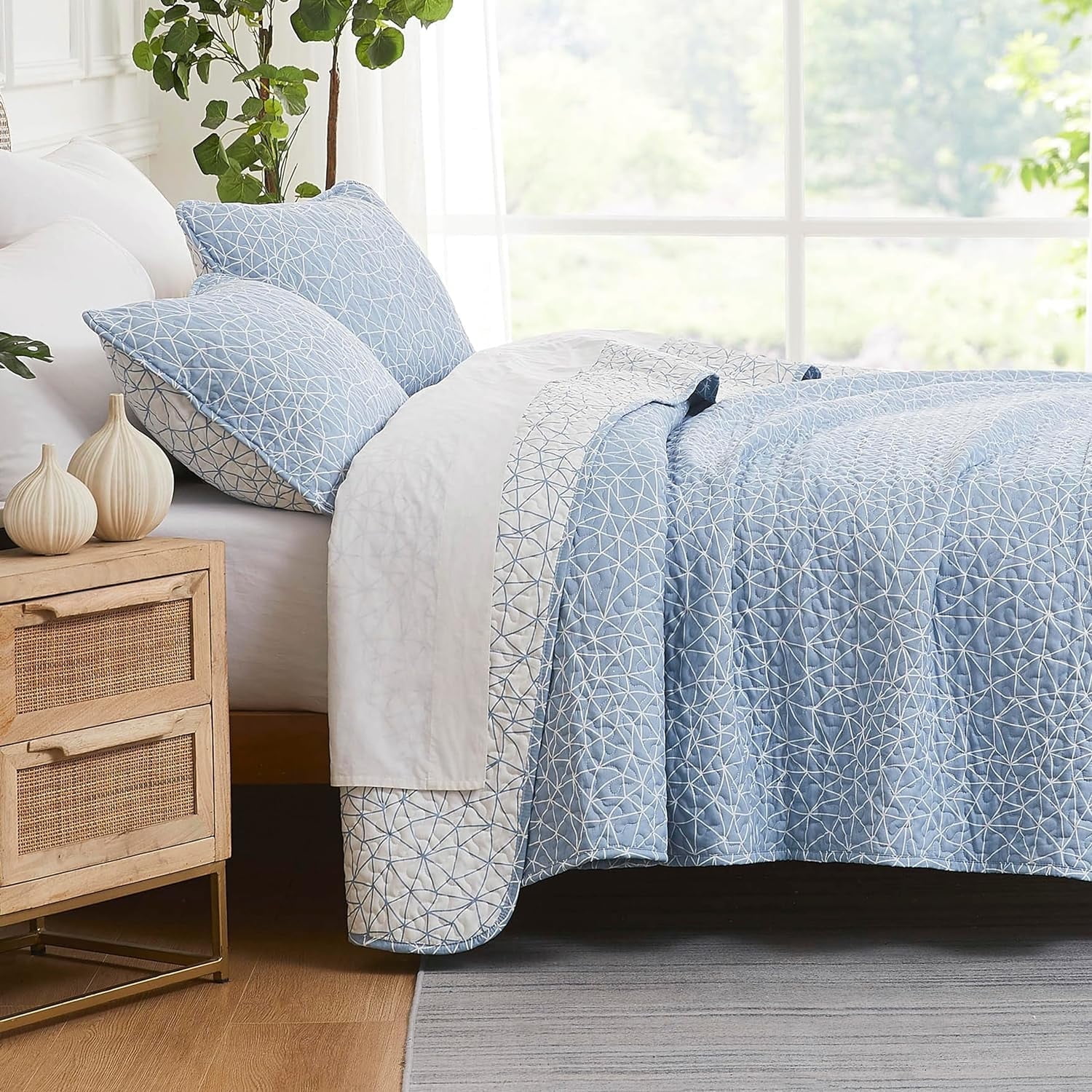 Southshore Fine Living Inc. Modern Quilt Set Lightweight Coverlet Bedspread 3 Piece Farmhouse Bedding Set with Two Matching Shams 108 in Wide x 98