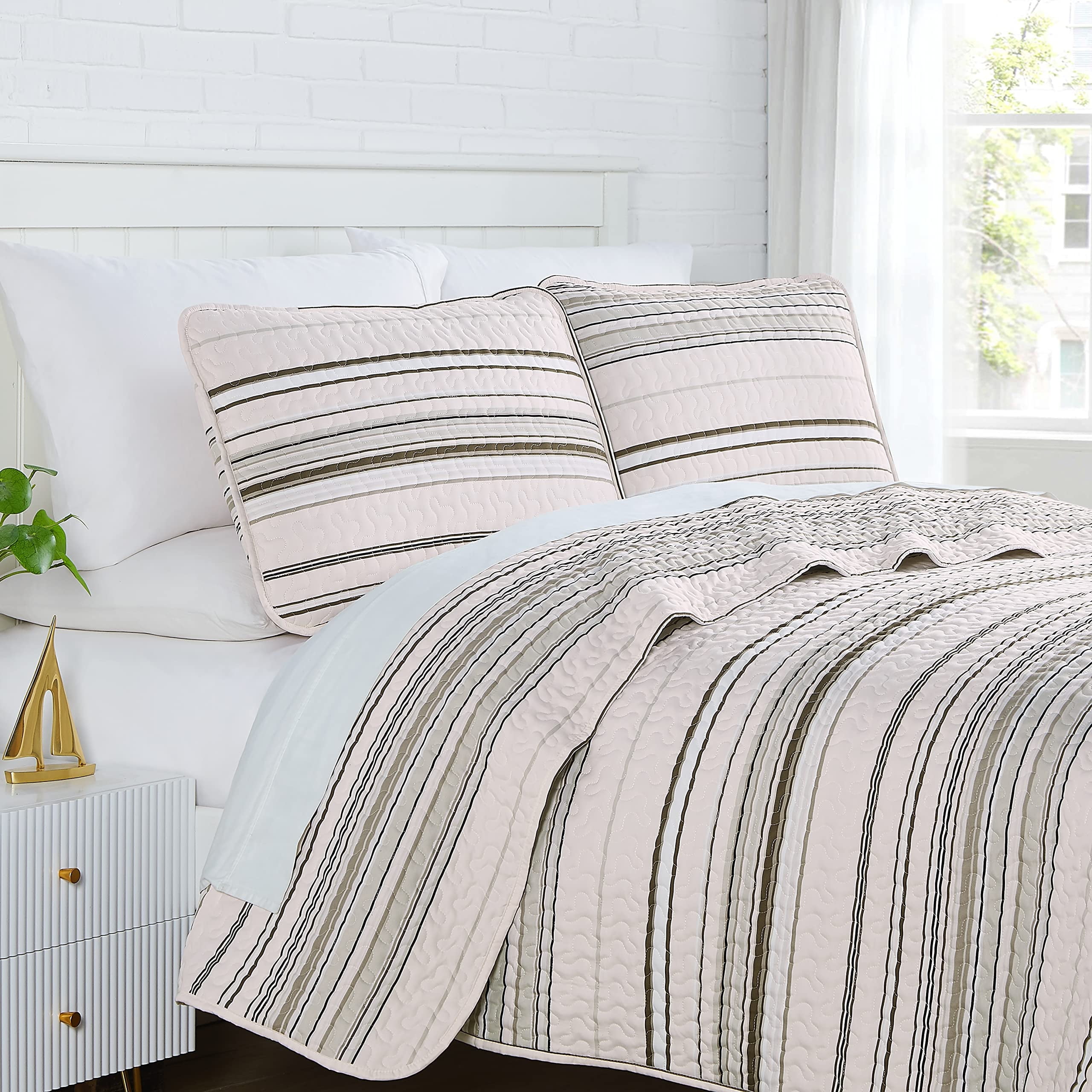 Southshore Fine Living, Inc. Oversized Queen Quilt Set, Striped Beige Quilt Bedspread Queen/Full, 3-Piece Coastal Bedding Set with Quilt and Matching Shams, Soft Microfiber Quilt, Taupe Stripes