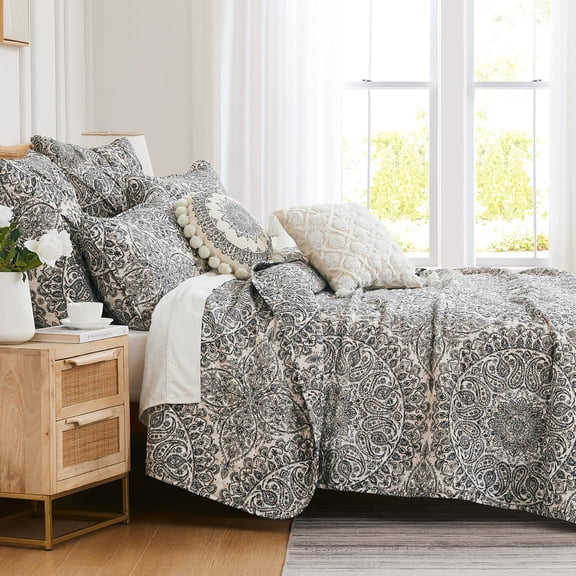 Southshore Fine Living, Inc. Oversized Twin Quilt Bedding Set, 5-Pieces with Quilt, 1 Pillow Sham, 1 Euro Sham, 2 Throw Pillows, Boho Bedding Set for Twin and Twin XL Beds, Grey Paisley
