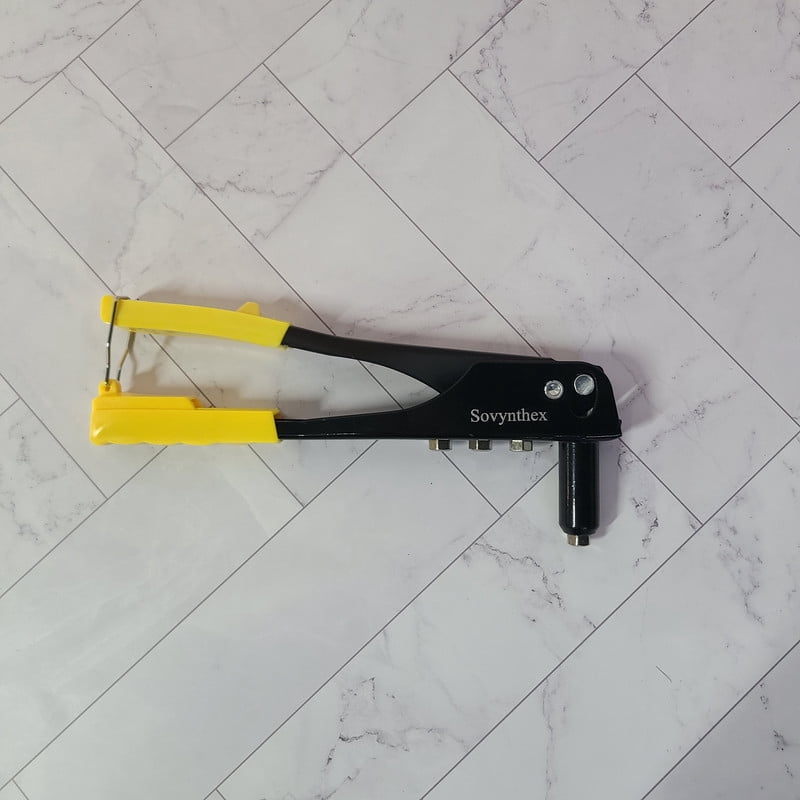 Sovynthex Hand tools, namely, riveters  Heavy-duty one-handed rivet gun with an ergonomic handle, suitable for metal, wood, and plastic