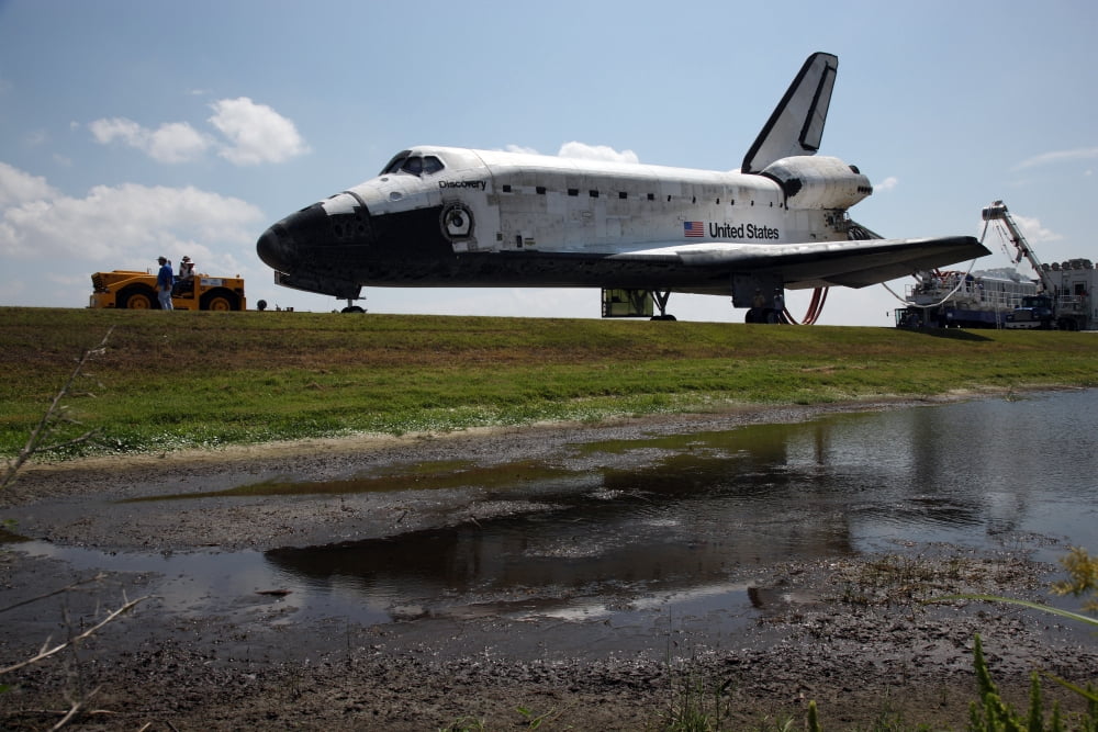 Space Shuttle Discovery Canvas Art - Stocktrek Images (34 x 23)