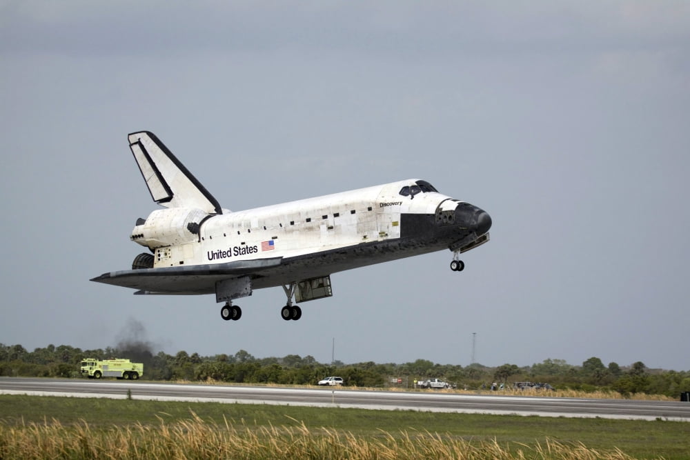 Space Shuttle Discovery approaches landing on the runway at the Kennedy Space Center Canvas Art - Stocktrek Images (35 x 23)