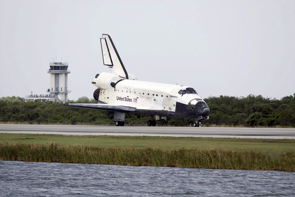 Space Shuttle Discovery on the runway at the Kennedy Space Center Canvas Art - Stocktrek Images (35 x 23)