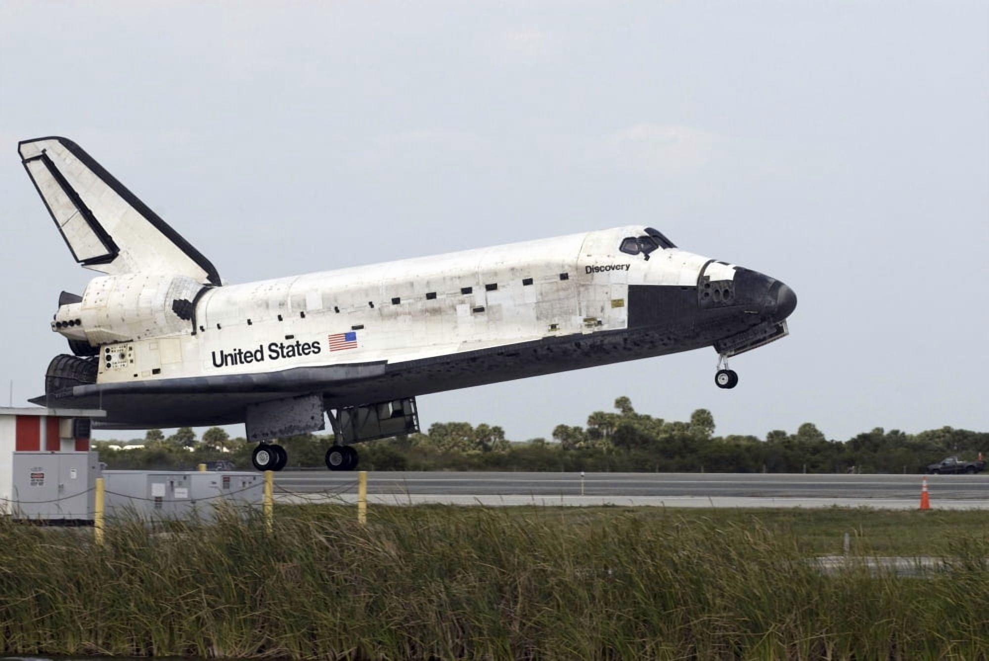 Space Shuttle Discovery touches down on the runway at Kennedy Space Center Canvas Art - Stocktrek Images (34 x 23)