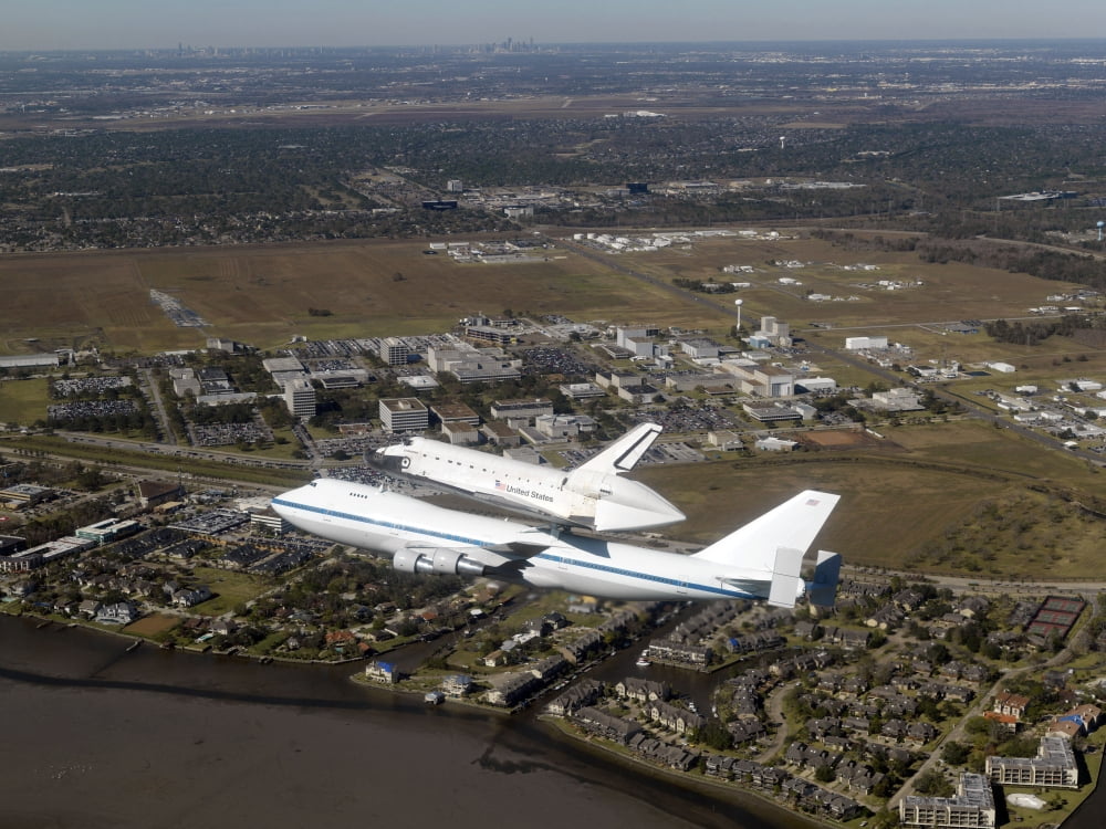 Space Shuttle Endeavour mounted on a modified Boeing 747 shuttle carrier aircraft Canvas Art - Stocktrek Images (33 x 25)