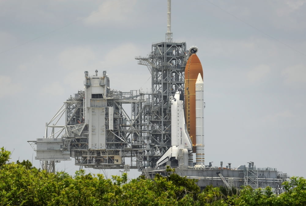 Space Shuttle Endeavour on the launch pad at Kennedy Space Center Canvas Art - Stocktrek Images (34 x 23)
