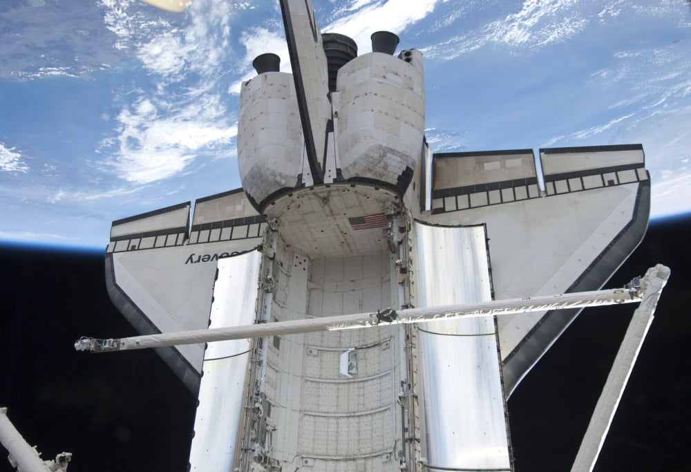 Space shuttle Discovery backdropped by Earths horizon Canvas Art - Stocktrek Images (34 x 24)