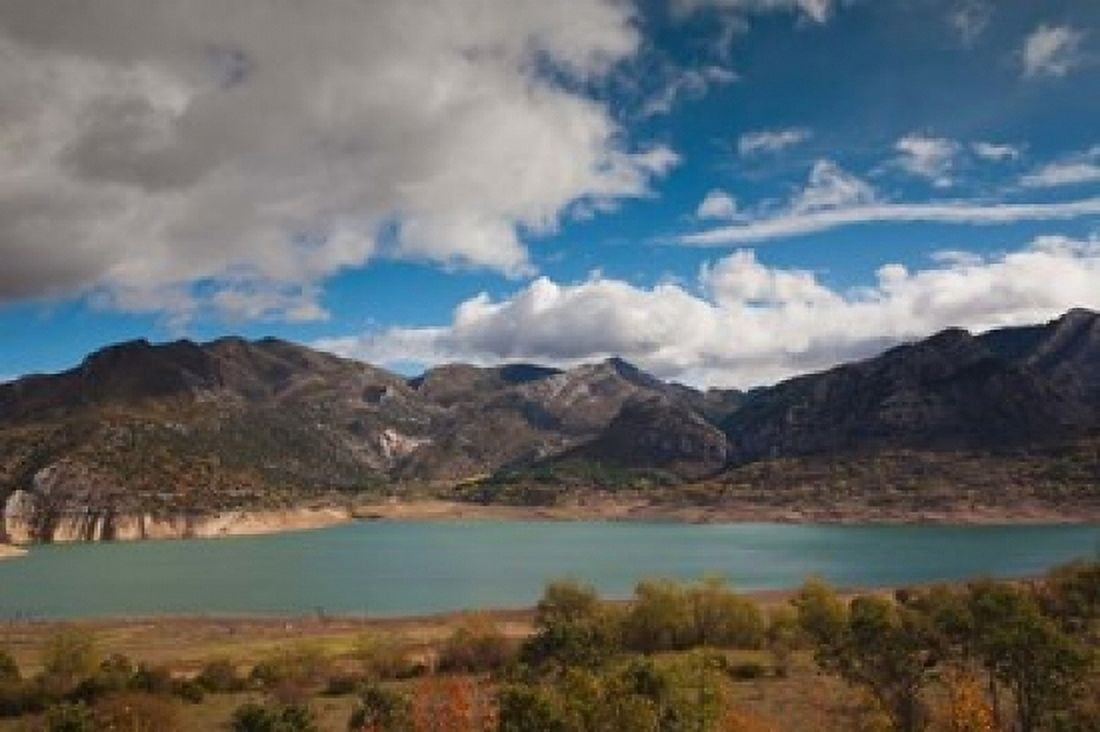 Spain Embalse de los Barrios de Luna Reservoir Canvas Art - Walter Bibikow DanitaDelimont (19 x 12)