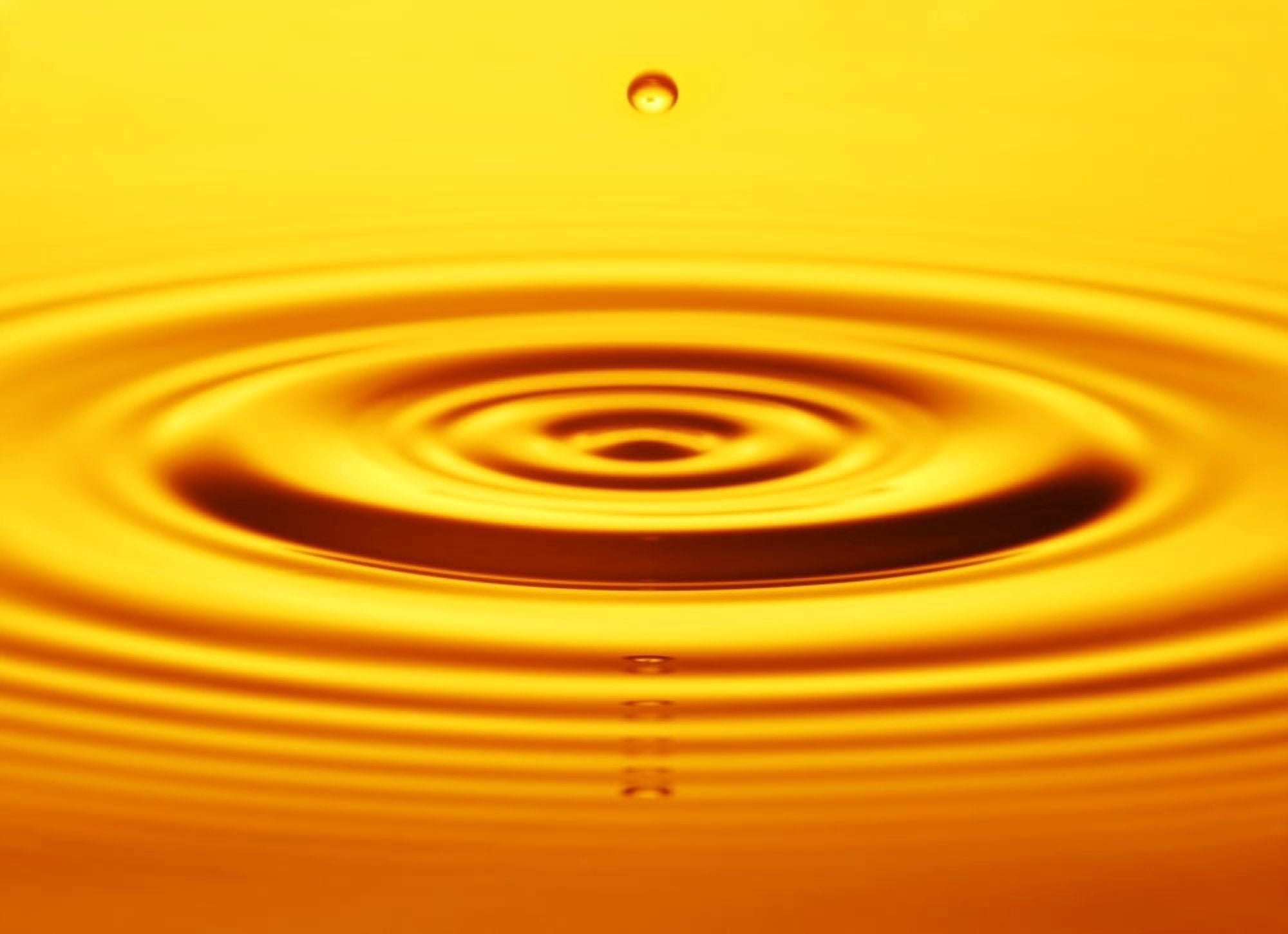 Split Second Drop Of Gold Liquid Canvas Art - Kelly Redinger Design Pics (32 x 22)