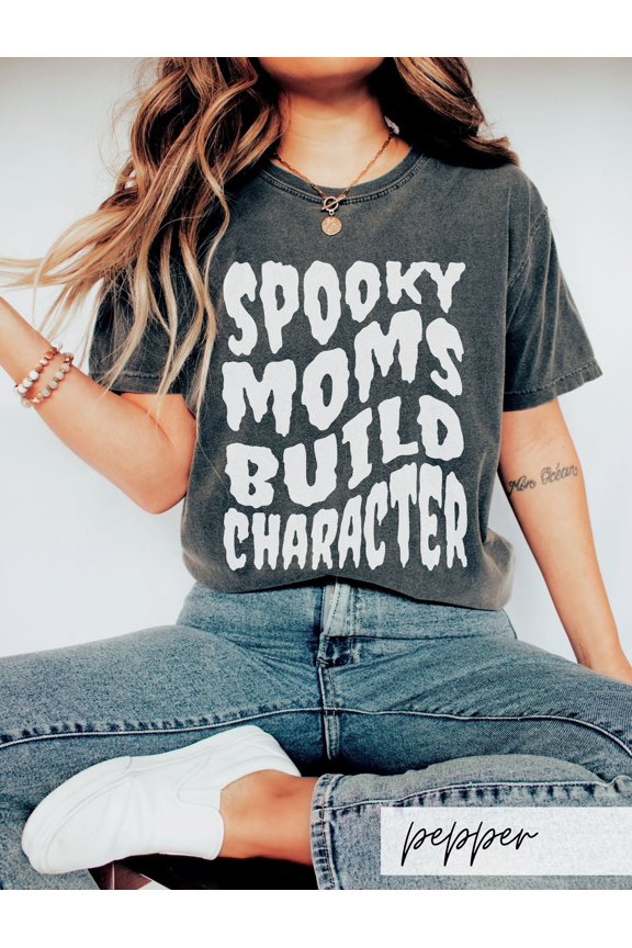 Spooky Mom Halloween Wavy Horror Text T-Shirt, Unisex T-Shirt