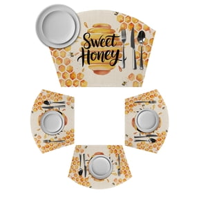 Spring Honey Bee Round Table Placemats Set of 2 Wedge Placemats, Watercolor Bee Farmhouse Place Mats for Dining Table Set Washable Mats Kitchen Decor for Indoor Outdoor Wipe Clean