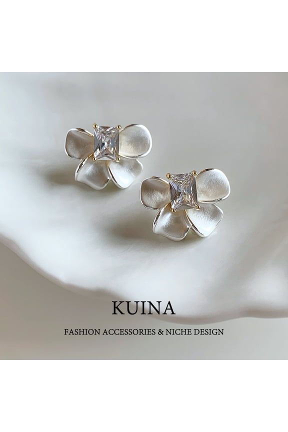 Square diamond flower earrings female French light luxury senior sense of sterling silver needle earrings new explosive models unique absolutely beautiful earrings