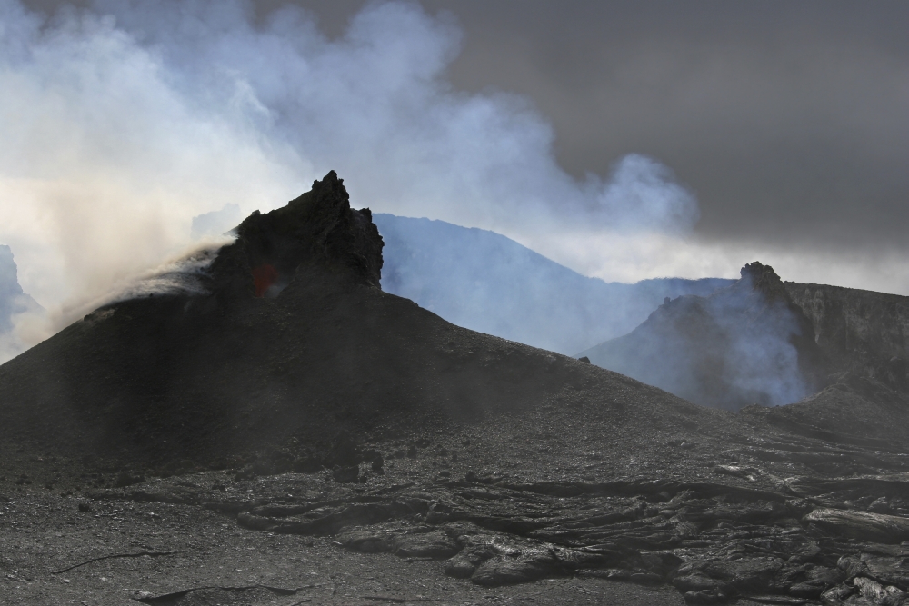 Steaming Puu Oo crater Big Island Hawaii Canvas Art - Martin RietzeStocktrek Images (17 x 12)
