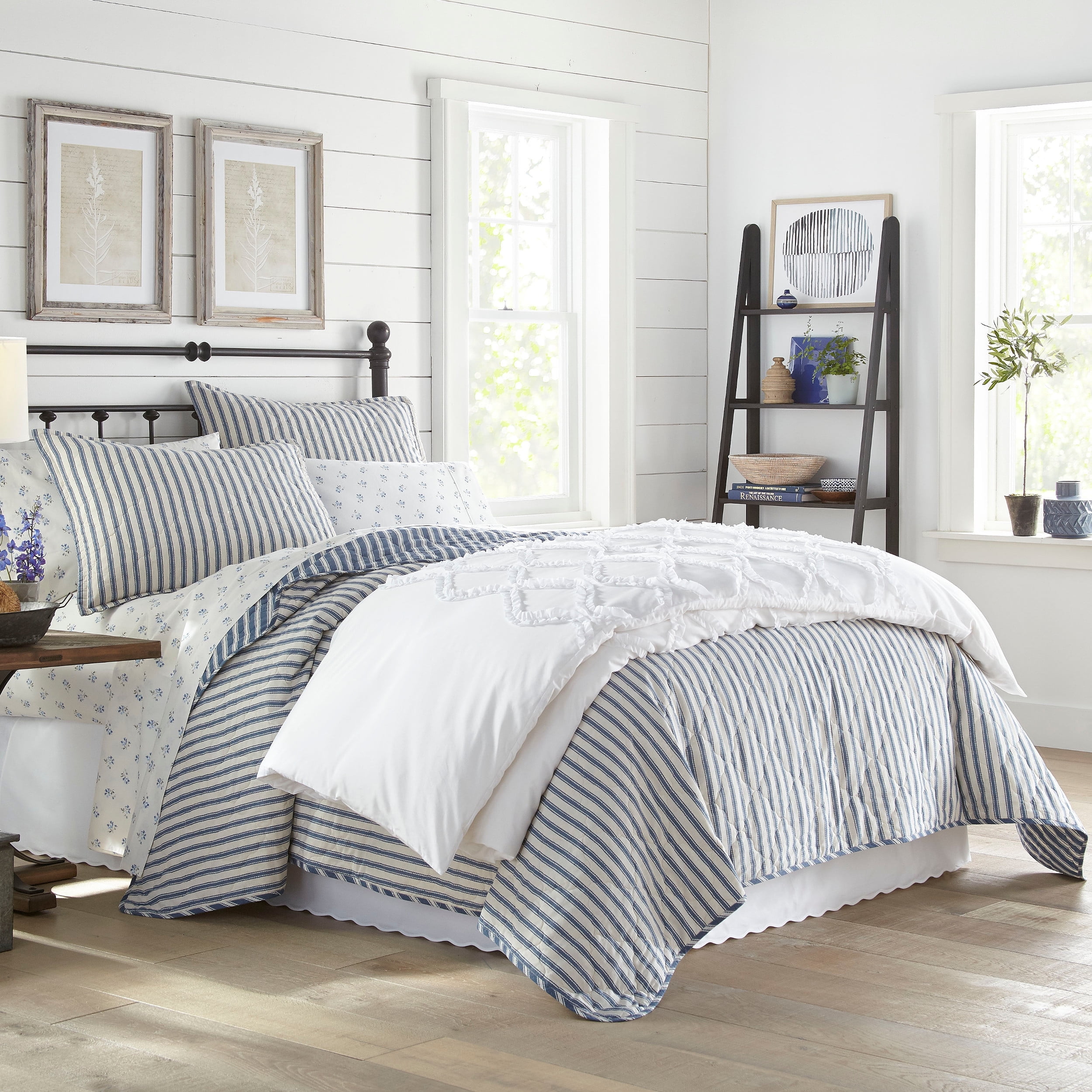 Ivory and Navy Cotton Full Quilt Set with Shams