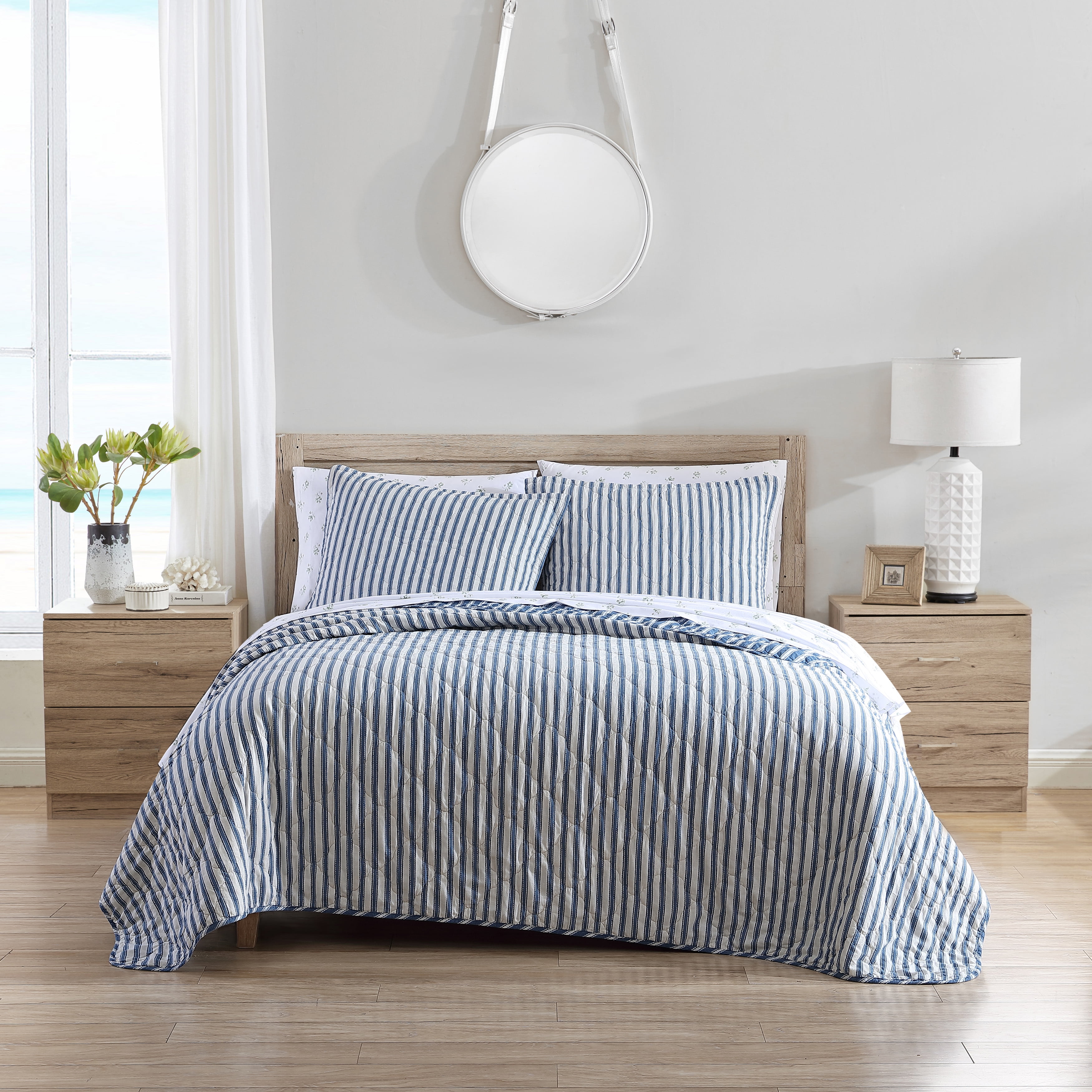 King Size Ivory and Navy Cotton Reversible Quilt Set