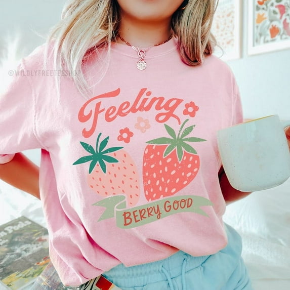 Strawberry T-shirt, Fruit Shirt, Feeling Berry Good, Summer Tops, Trendy T-shirts, Graphic Tees, Cute Tshirts for Women, Oversized T shirts TH220553