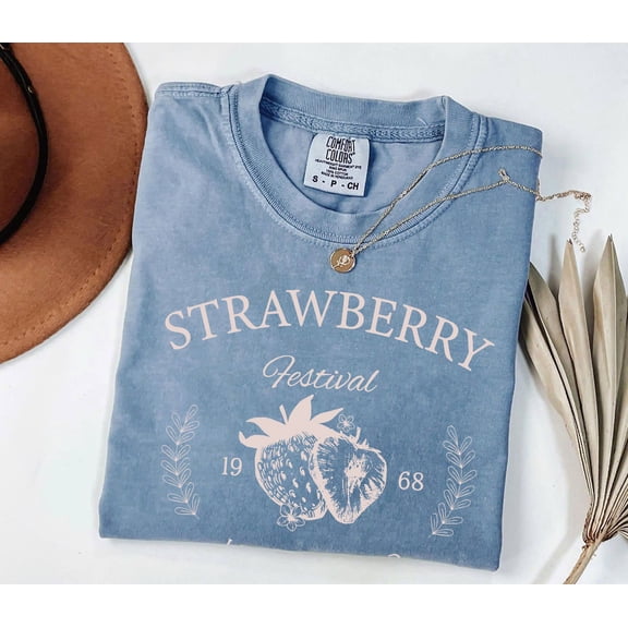 Strawberry Vintage Comfort Colors Shirt – Cute Cottagecore Strawberry Festival Tee, Aesthetic Summer Fruit Graphic T-Shirt