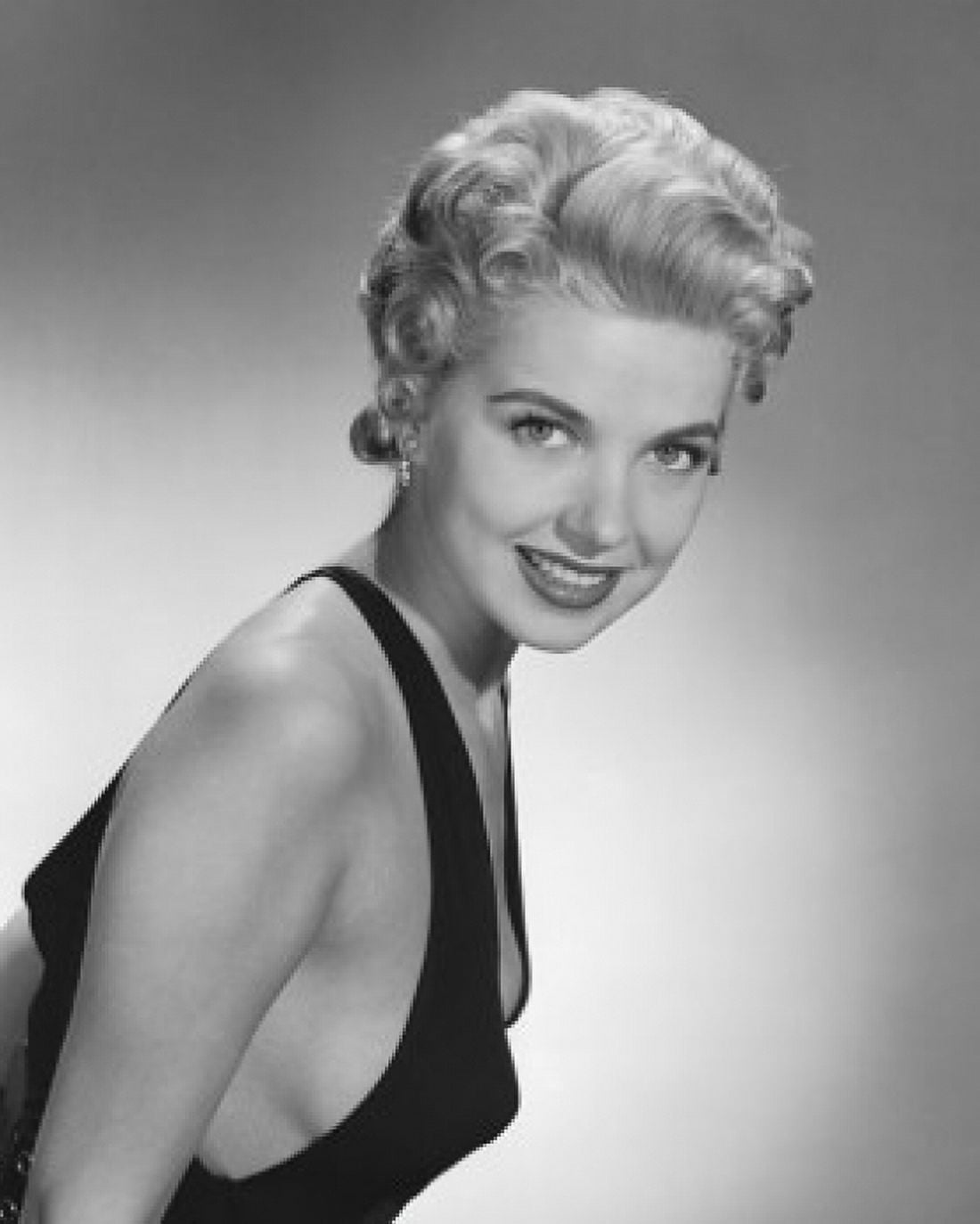 Studio portrait of elegant woman Canvas Art - (18 x 24)