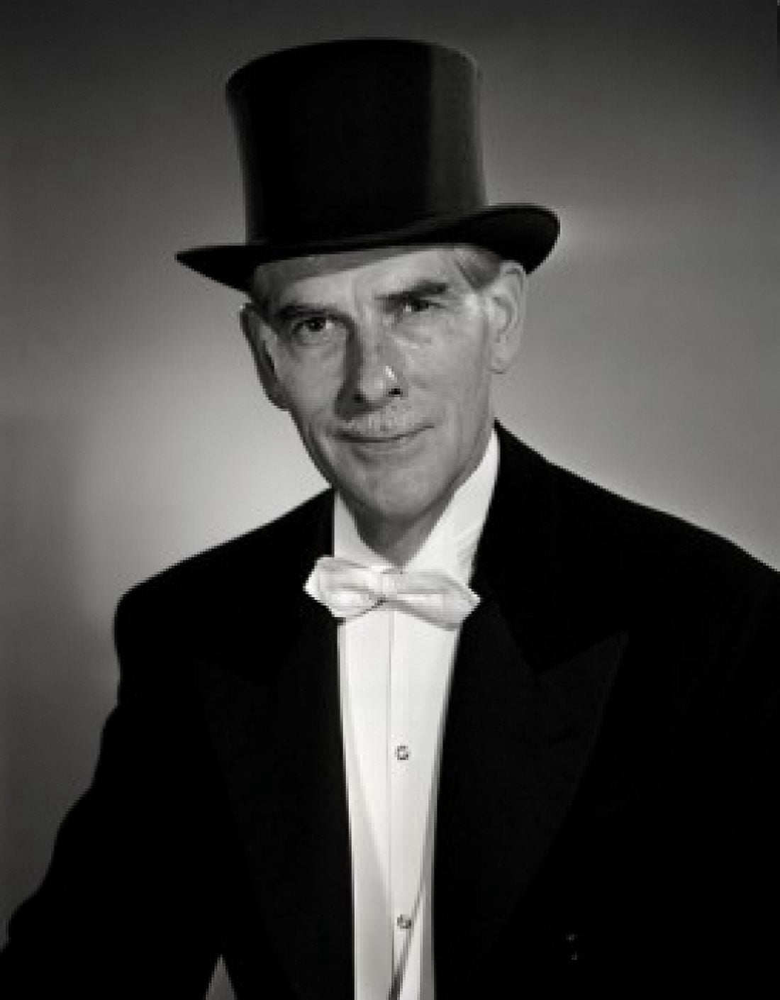 Studio portrait of man wearing top hat Canvas Art - (24 x 36)