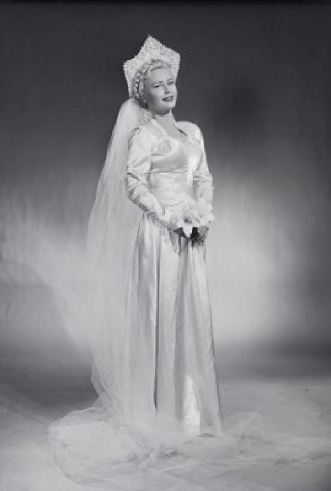 Studio portrait of woman in wedding dress Canvas Art - (18 x 24)