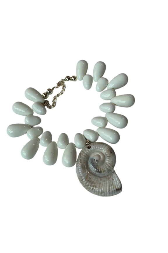 Stylish Conch Pendant Necklace Jewelry Feature Adjustable Chain for Women Fashion and Coastal Accessories