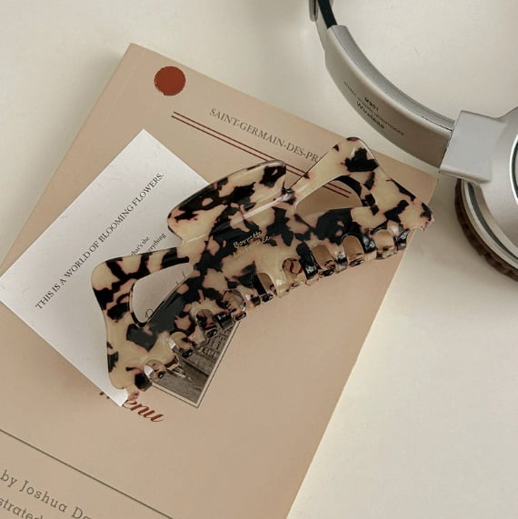 Stylish Hollow Shark Hair Clip - Strong Grip for Thick Hair, Perfect for Daily Wear, Work, and Dates