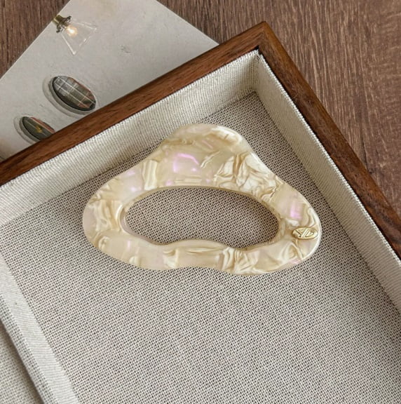 Stylish Medium Acetate Shark Clip - Strong Grip for All Hair Types, Perfect for Everyday Use and Special Occasions
