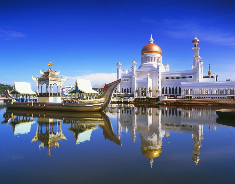 Sultan Omar Ali Saifuddien Mosque Bandar Seri Begawan Brunei Canvas Art - David Kirkland Design Pics (17 x 13)