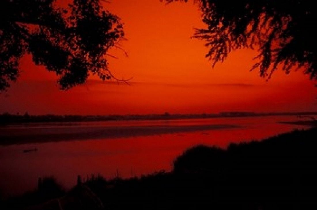 Sunset on Mekong River and Boats Laos Canvas Art - Bill Bachmann DanitaDelimont (36 x 24)