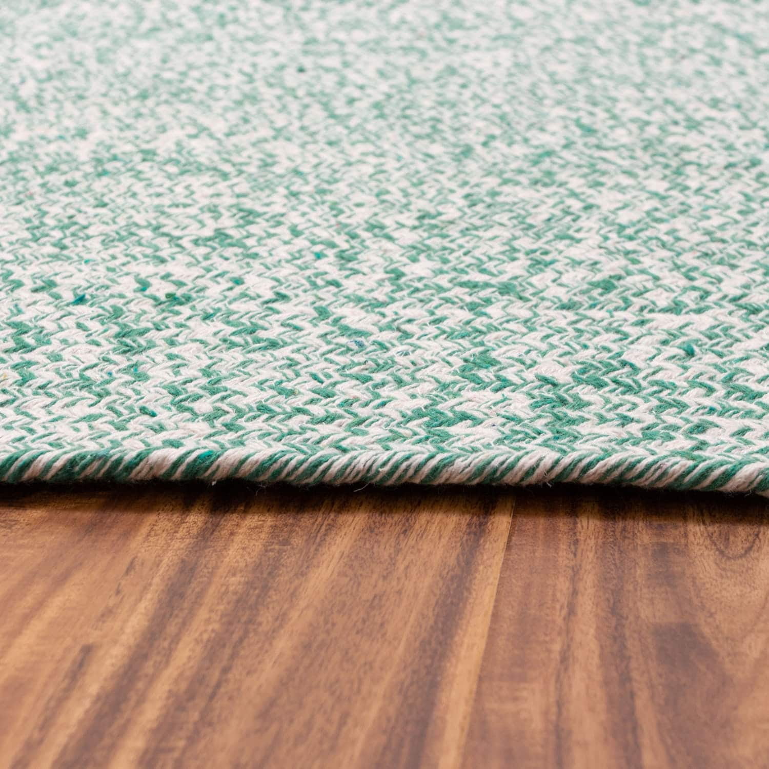 Handmade Green and White Cotton Braided Oval Rug 5' x 7'