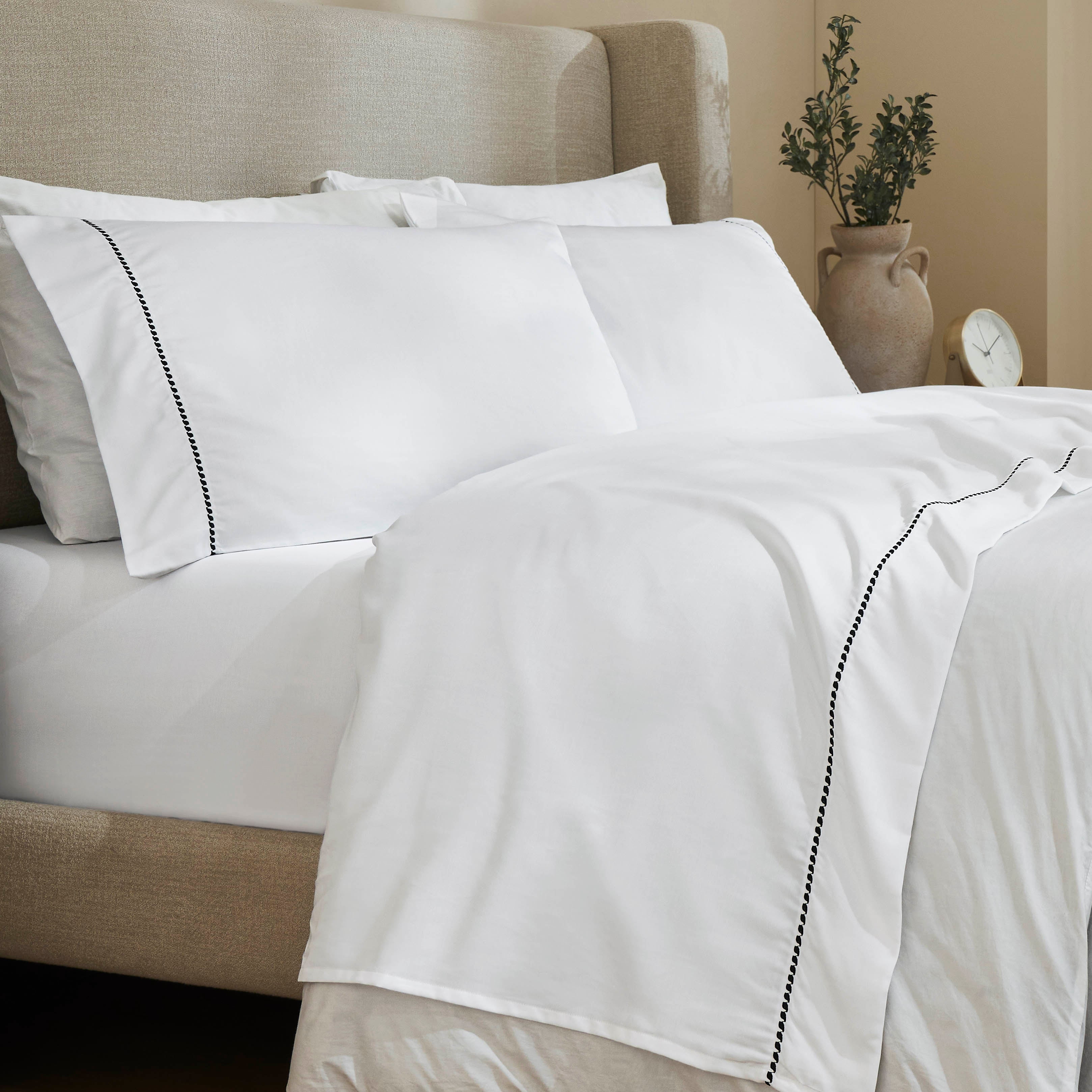 Superior Cotton Blend 600 Thread Count Dash Stitch Hem Sheet Set, Split King, White-Black