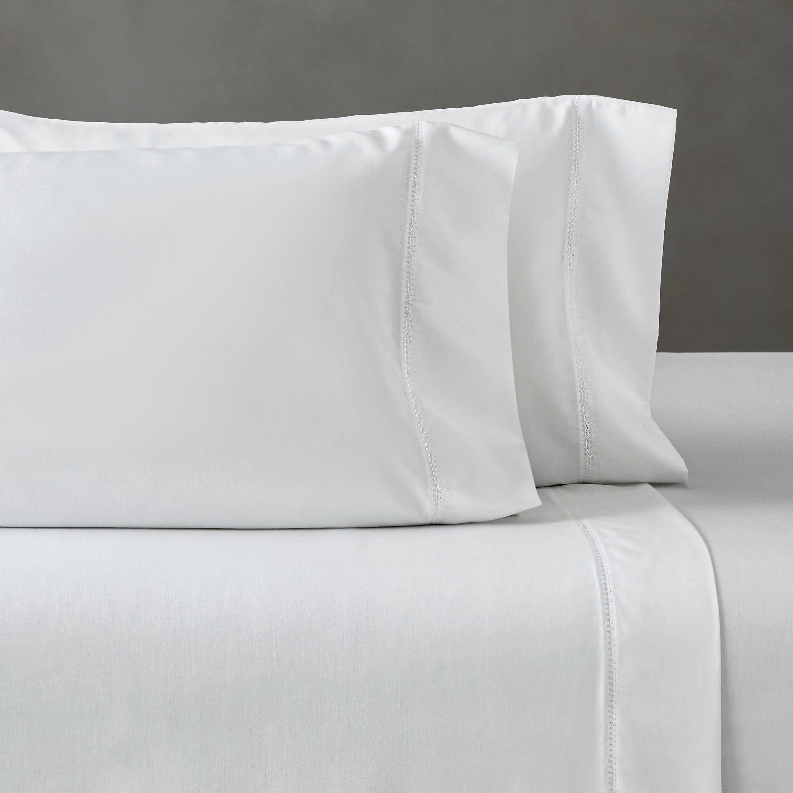 Superior Cotton Blend 600 Thread Count Embroidered Pillowcases , Set of 2, Standard Size, White