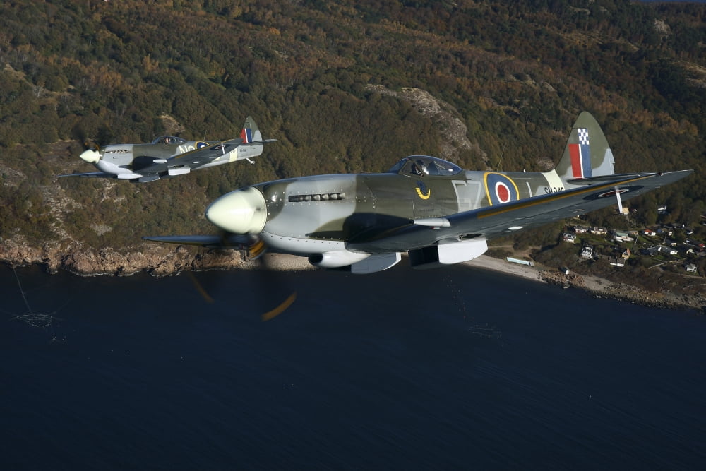 Supermarine Spitfire Mk XVIII and Mk XVI fighter warbirds Canvas Art - Daniel KarlssonStocktrek Images (18 x 12)