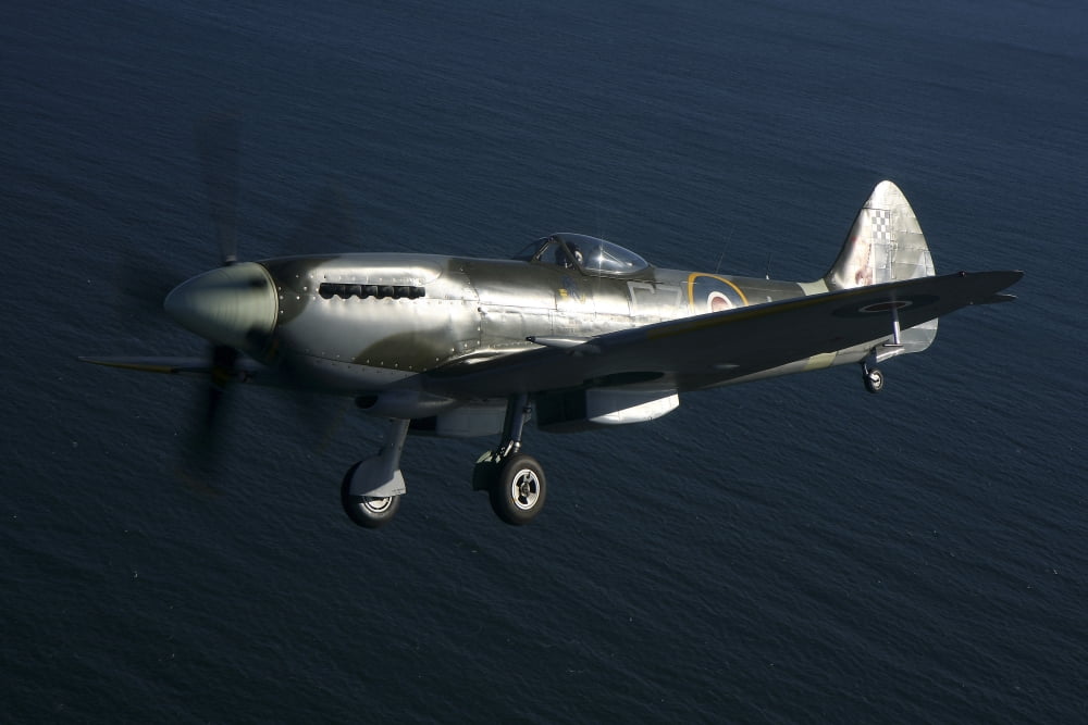 Supermarine Spitfire Mk XVIII fighter warbird Canvas Art - Daniel KarlssonStocktrek Images (18 x 12)