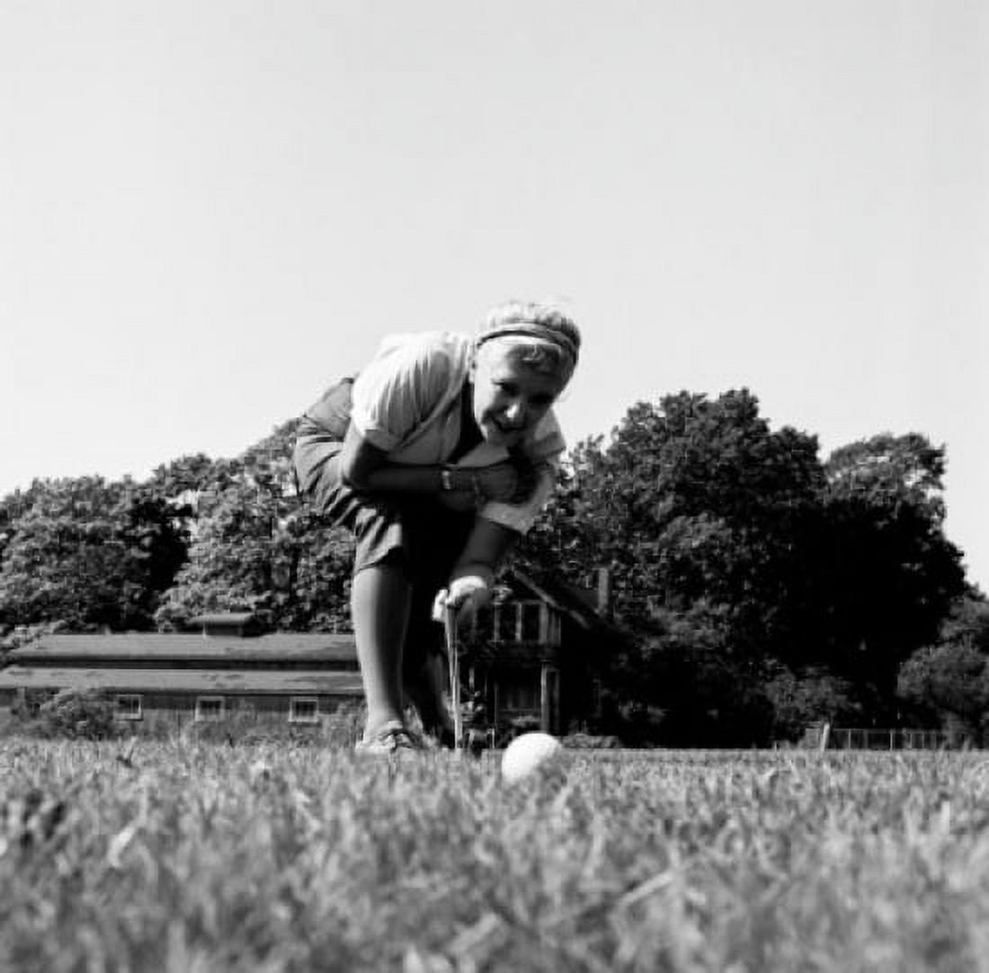 Surface level view of young woman playing golf Canvas Art - (24 x 36)