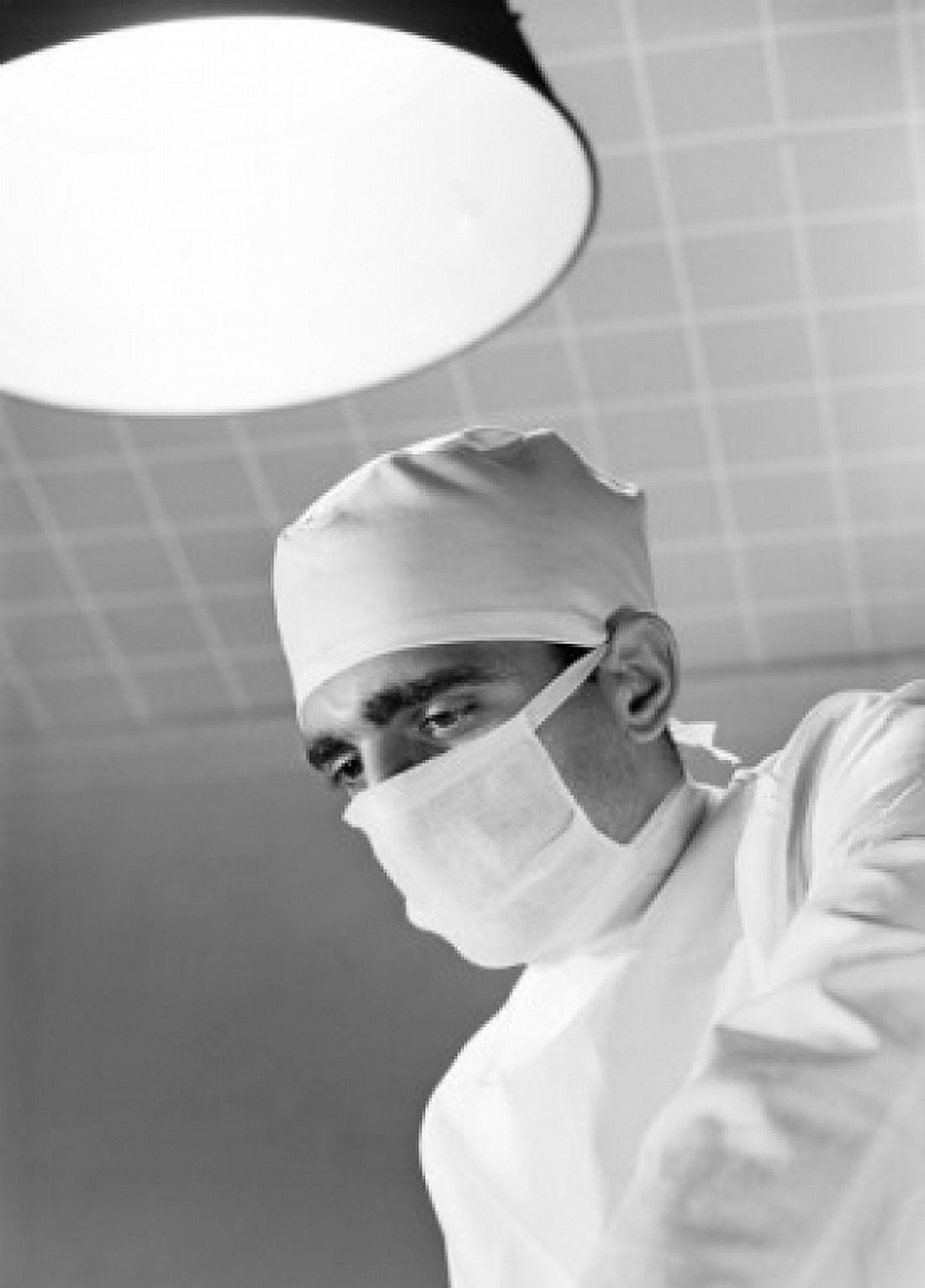Surgeon in operating room Canvas Art - (18 x 24)