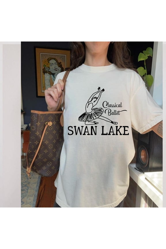 Swan Lake graphic T-EE, cla-ssiC-Al ballet dancer shirt, t-rendy balletcore A-pparel, dance clot-hing, ballerina gift, pointe dancewear, t