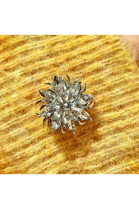 Sweet and natural new brooches, mini flower pins, and snowflake-shaped accessories make it easy to create a captivating look.