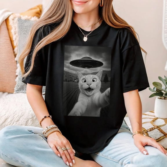TOKAIPlus Funny Cat Selfie UFO T-Shirt for Women Men | Alien Spaceship Abduction Cat Tee | Cute Meme Style Retro Cat Graphic Tee Shirt Gift