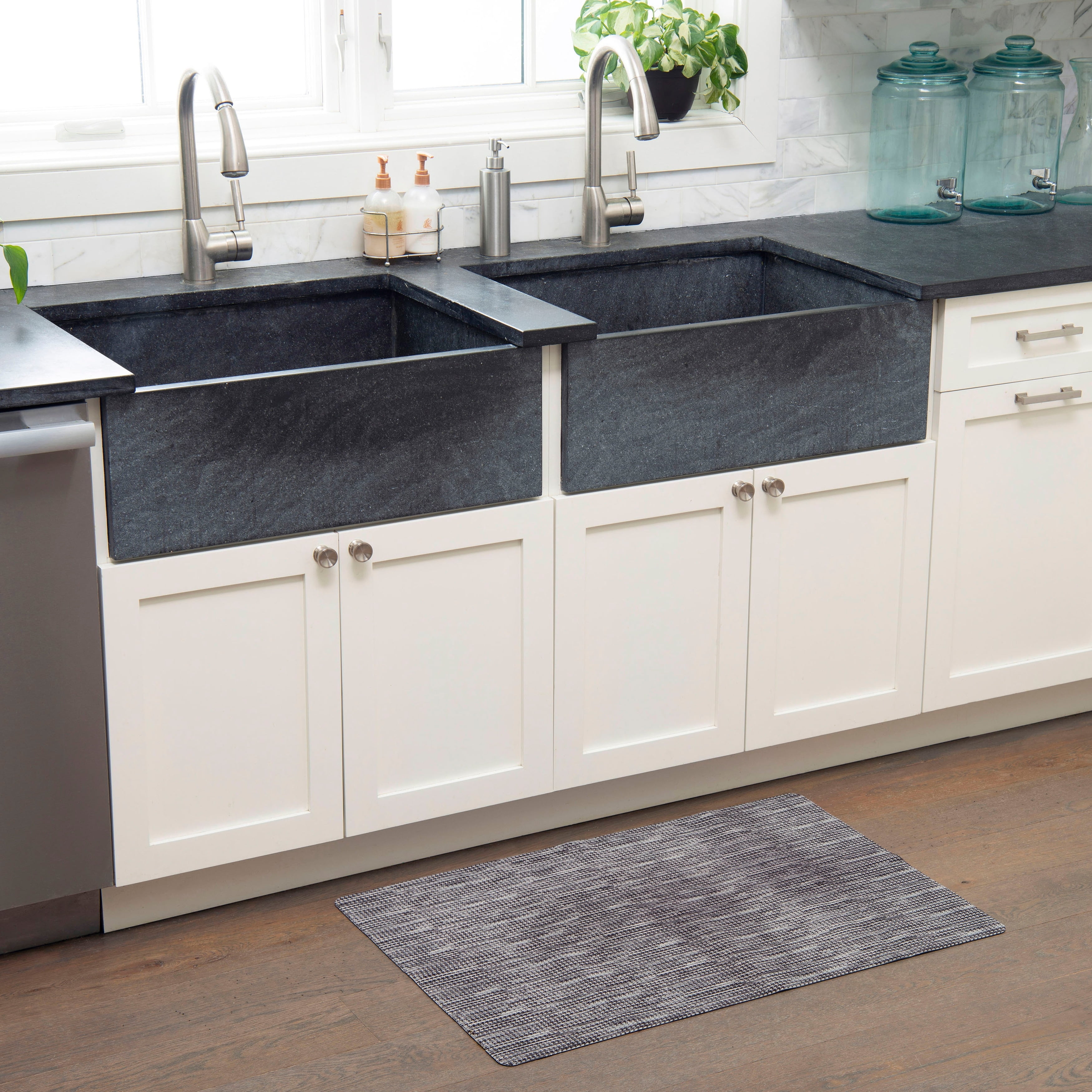 TOWN & COUNTRY BASICS Smooth Step Houndstooth Low Profile Utility Kitchen Mat, Machine Washable with Non-Slip Backing, Grey/Black, 24"x35"