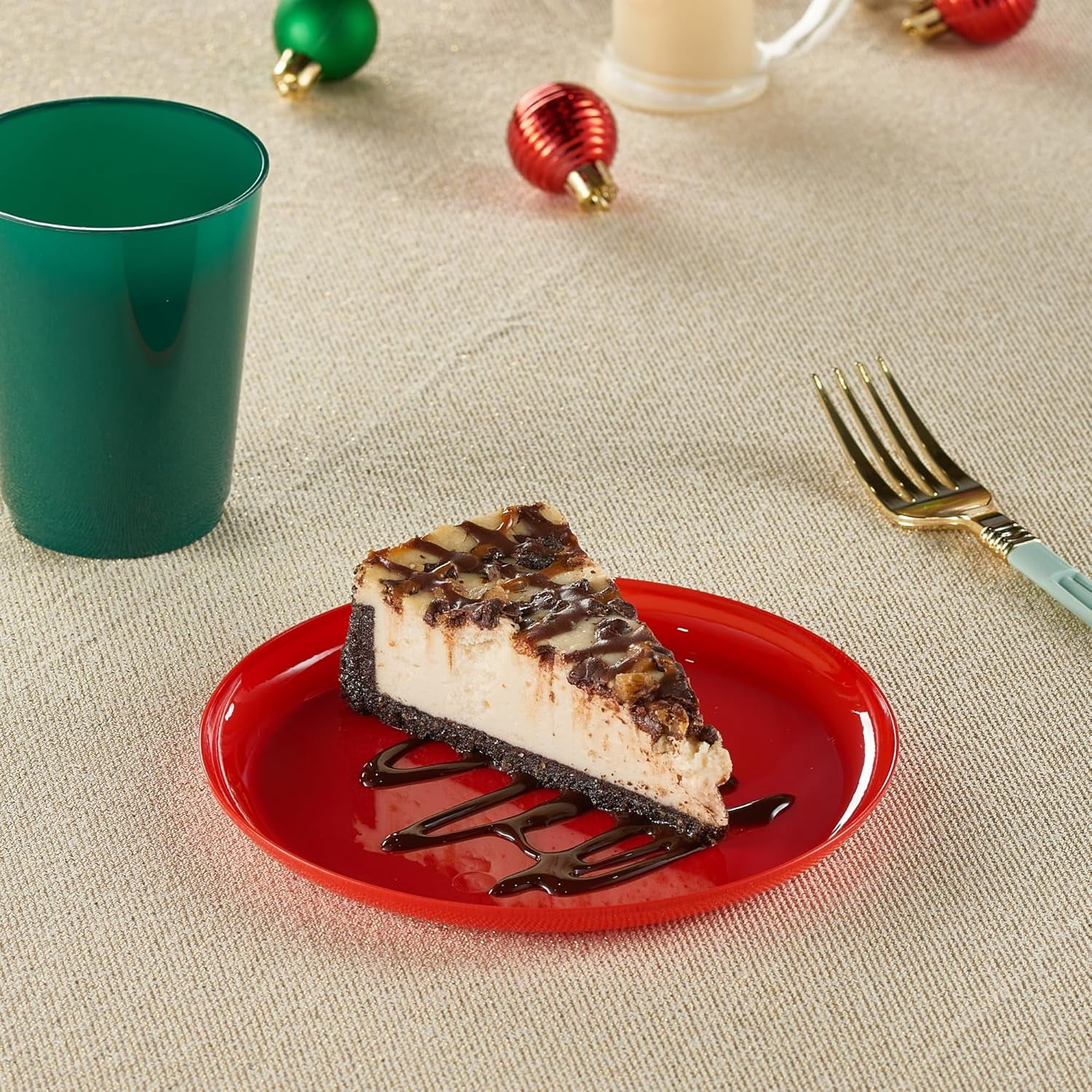 TRAHOO30 Pack 6.3'' Christmass Plates Red Plastic Party Plates Edge