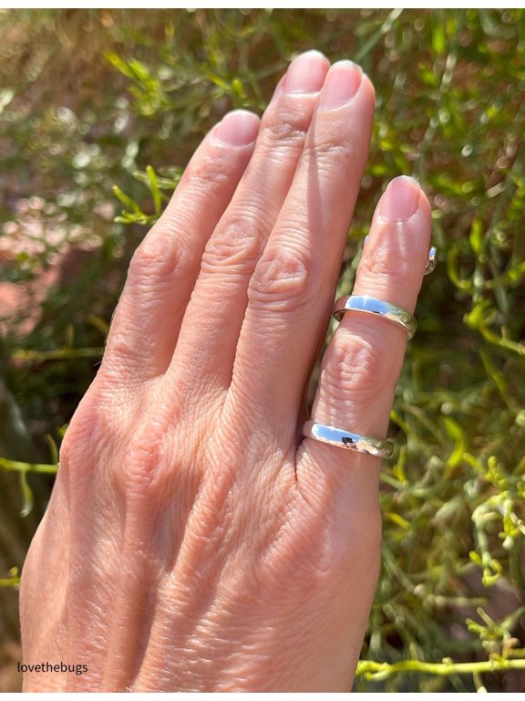 - Adjustable silver ring with open band, two-ring geometric wire design and polished finish for daily wear