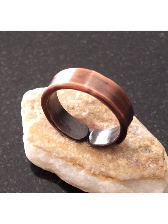 - Anillo de cobre ajustable martillado, banda abierta y pátina cálida