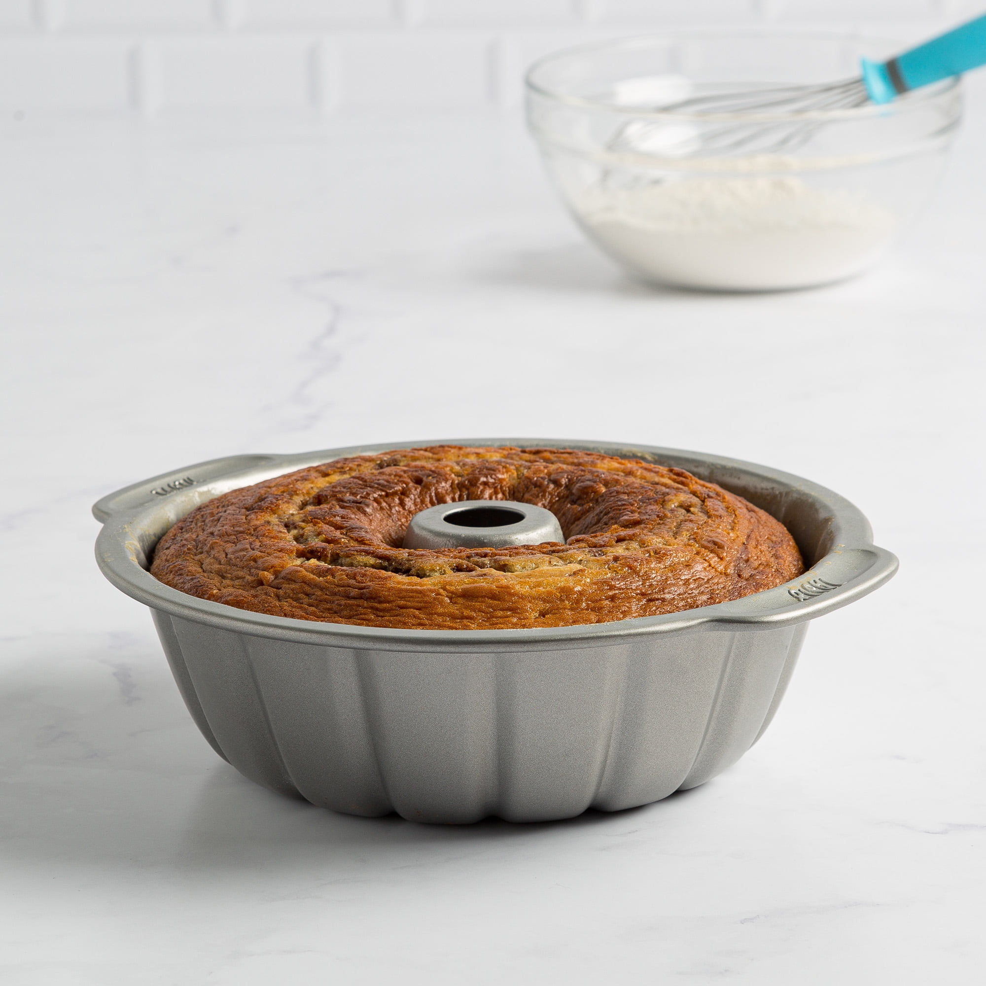 Seenda 9.5 in Round Nonstick Aluminum Bundt Cake Pan 