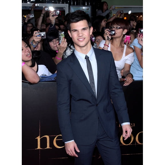 Taylor Lautner At Arrivals For The Twilight Saga New Moon Premiere Mann